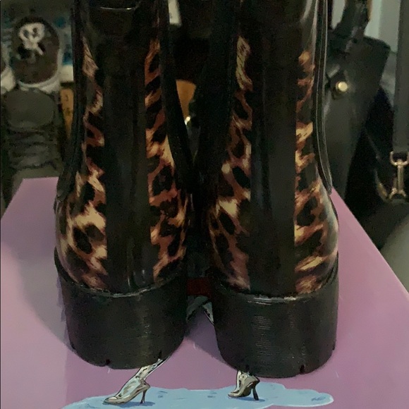 NWOT cheetah chelsea boots - Picture 2 of 2